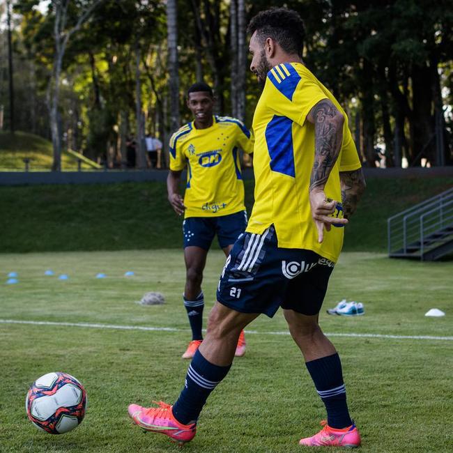 Fotos do treino do Cruzeiro no CT SM Sports, em Londrina, antes da partida contra o Londrina pela Série B. Duelo será nesta sexta, às 21h30, no estádio do Café, em Londrina, interior do Paraná