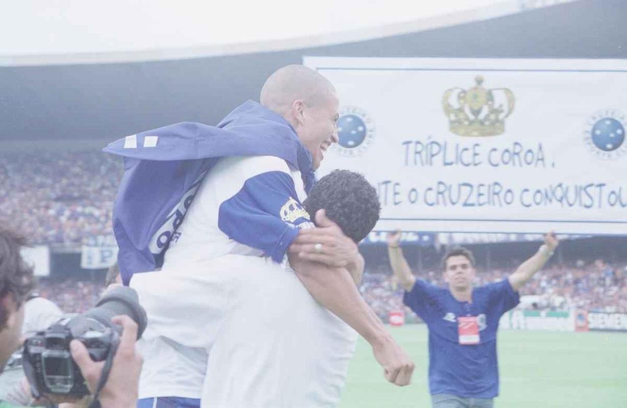 Depois da vitria por 2 a 1 sobre o Paysandu naquele 30 de novembro, no Mineiro, resultado que confirmou o ttulo brasileiro de 2003 com duas rodadas de antecedncia, jogadores do Cruzeiro, comisso tcnica e diretoria promoveram uma grande festa no gramado. Sem a taa oficial da CBF, o elenco deu a volta olmpica com trofus simblicos. Os mais de 75 mil presentes festejaram a indita Trplice Coroa no futebol brasileiro. Antes, o clube celeste j havia conquistado o Campeonato Mineiro de forma invicta e a Copa do Brasil.