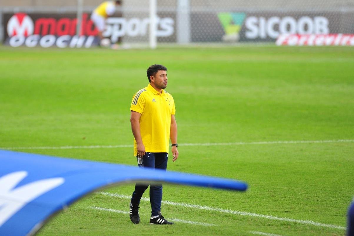 Com gols de Marcos Serrato e Renato (2), o Ava venceu o Cruzeiro por 3 a 0, neste sbado, no Mineiro, pela 12 rodada da Srie B