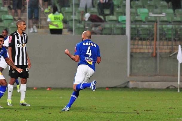 Zagueiro Bruno Rodrigo comemora gol da vitria sobre o Atltico no Horto
