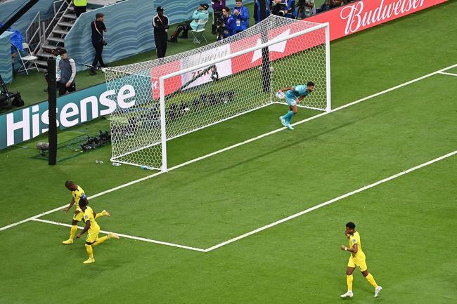 VAR entra em cena e gera polêmica ao anular primeiro gol da Copa