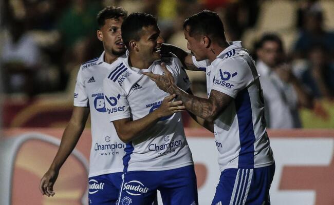 Jogadores do Cruzeiro aps gol celeste na partida contra o Sampaio Corra, nessa tera-feira (30)