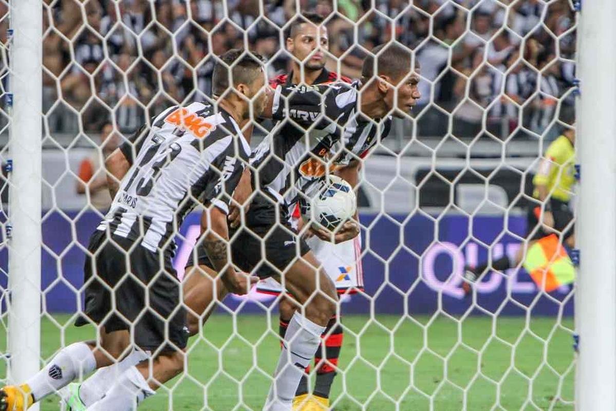 Na Copa do Brasil de 2014, o Atltico perdeu o primeiro jogo para o Flamengo, no Maracan, por 2 a 0, e precisava reverter o placar no Mineiro. Depois de ver o adversrio abrir o placar com Everton, o Galo buscou a virada milagrosa, com Carlos, Maicosuel, Dtolo e Luan. Depois da vitria por 4 a 1, o Alvinegro avanou  final e conquistou o ttulo sobre o arquirrival Cruzeiro.