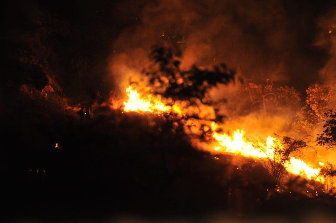 Chamas se alastraram pelo terreno onde ser erguido o estdio do Atltico 