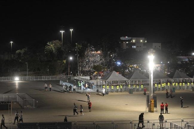 Torcedores do Atltico aglomerados do lado de fora do Mineiro