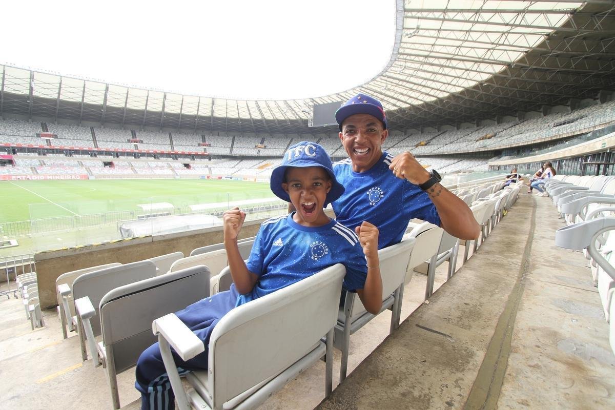 Gabriel Henry, de 11 anos, com o pai, Edimar Nogueira de Oliveira, de 43. Menino acompanha o Cruzeiro no Mineir�o desde pequeno e j� se tornou um torcedor-s�mbolo. Paix�o s� aumentou nos momentos de dificuldade do clube na S�rie B e nesta campanha do acesso, em 2022.