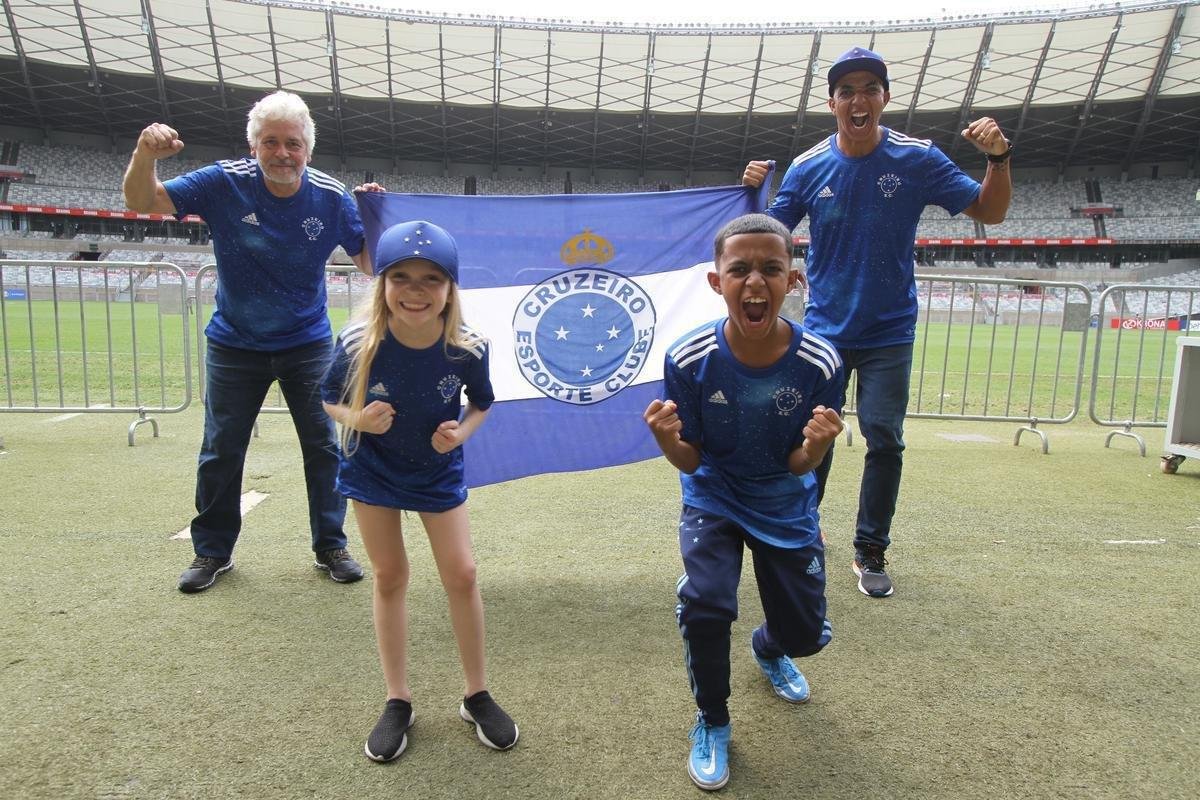 Al�cia Reis e Gabriel Henry, crian�as sempre presentes e marcantes na campanha do acesso do Cruzeiro