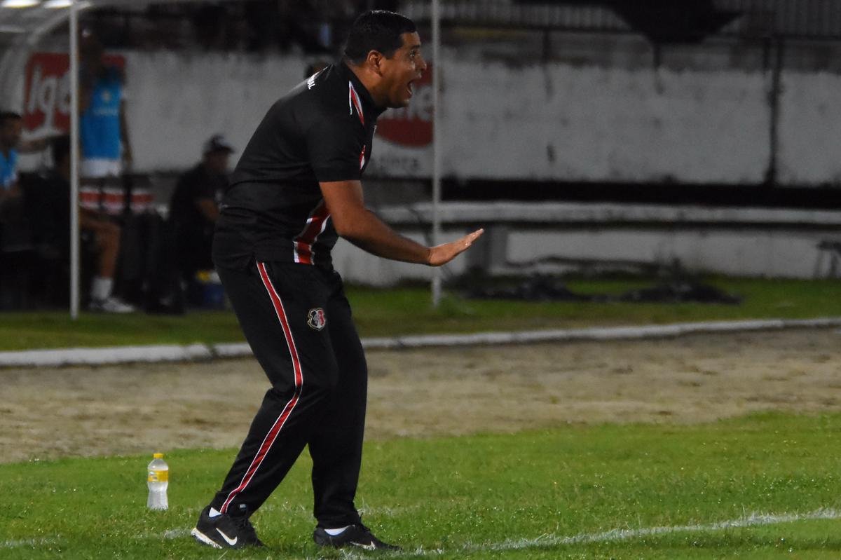 Em jogo movimentado, Santa Cruz e Treze se enfrentaram pela estreia da Série C de 2019. O time paraibano saiu à frente no primeiro tempo, com vantagem de 2 a 0 no placar. Com a virada após o intervalo, o Santa Cruz pressionou, mas o empate só viria após a invasão de um cachorro. Batizado depois de 'Pipicão', o cão foi retirado de campo pelo goleiro Anderson, e daí por diante o Santa empatou com gols de Neto Costa e Guilherme Queiroz, ambos reservas da equipe na ocasião.