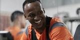 Jogadores do Santa Cruz treinaram no est�dio do Arruda, j� apresentando trabalhos com bola no gramado, sob a supervis�o do t�cnico Itamar Sch�lle. Todos os atletas e os membros da comiss�o t�cnica seguem submetidos �s medidas de afastamento social.