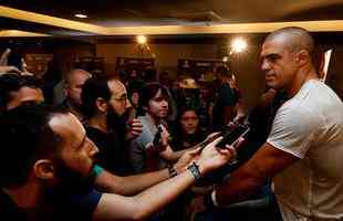 Vitor Belfort atende a imprensa 