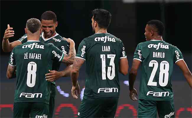 Murilo comemora com Z Rafael, Luan e Danilo: zagueiro tem bom comeo no Palmeiras