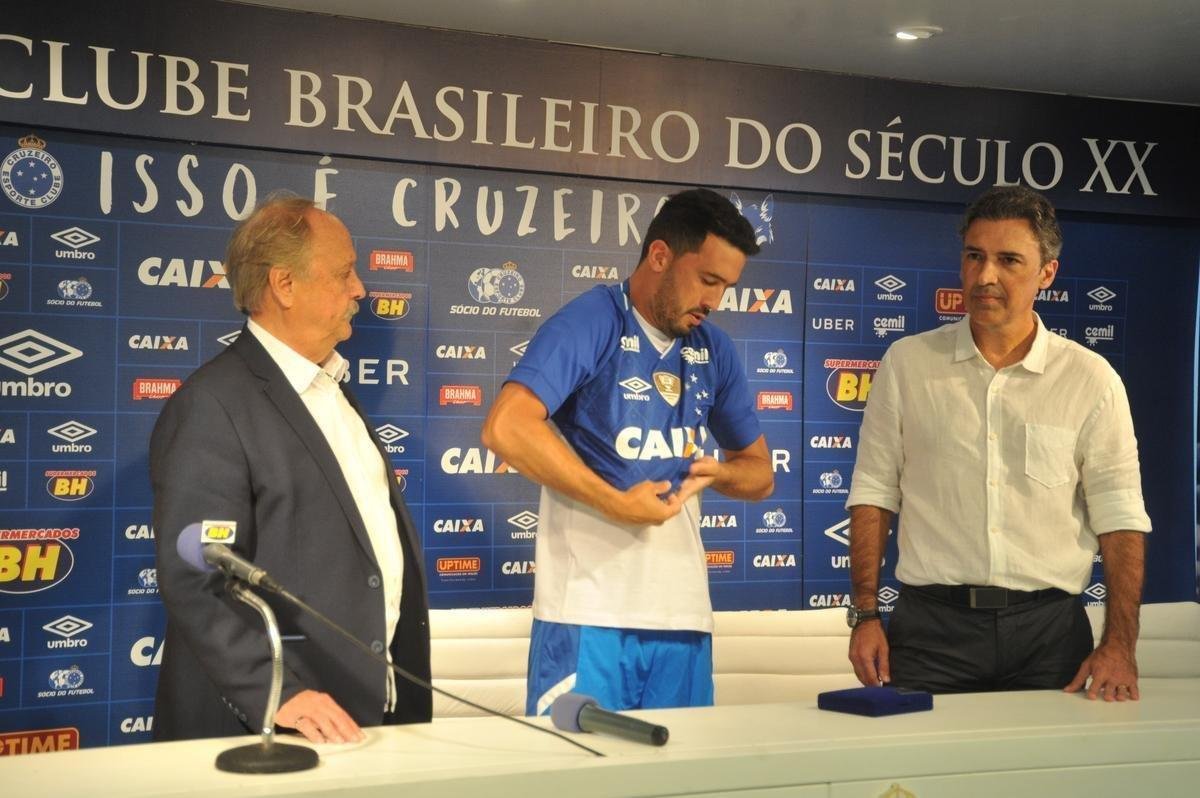 Veja fotos da apresentao do lateral Edilson