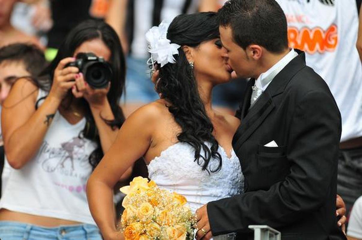 Durante o clssico, noivos se casaram no Mineiro