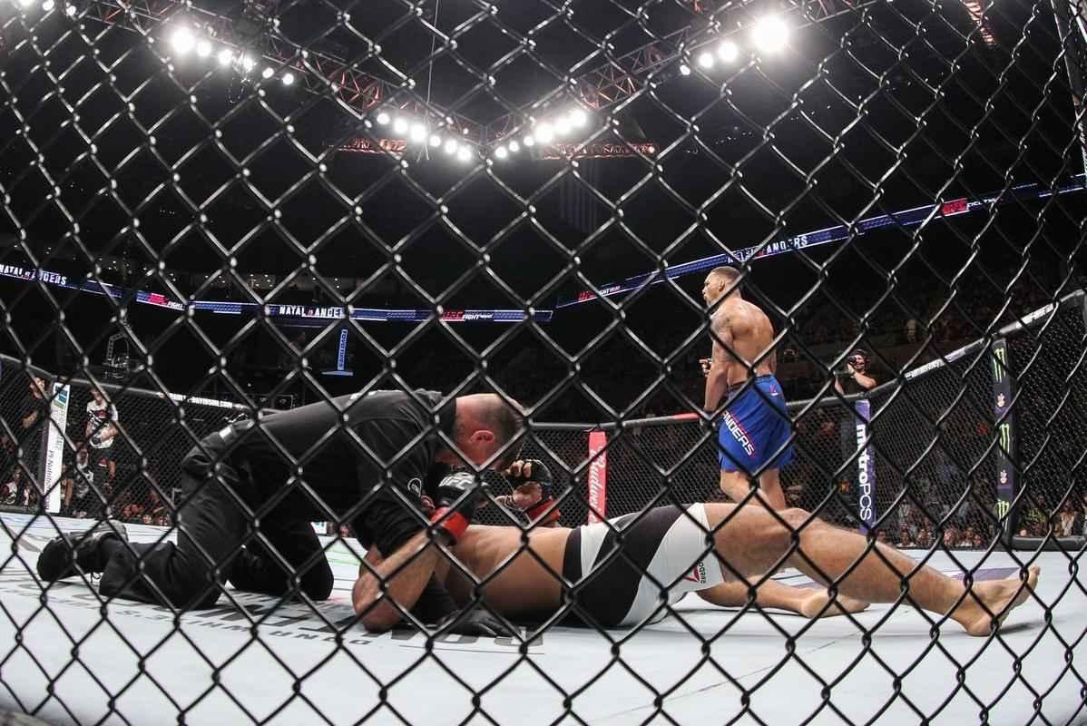 Eryk Anders venceu Rafael Sapo por nocaute, no primeiro round