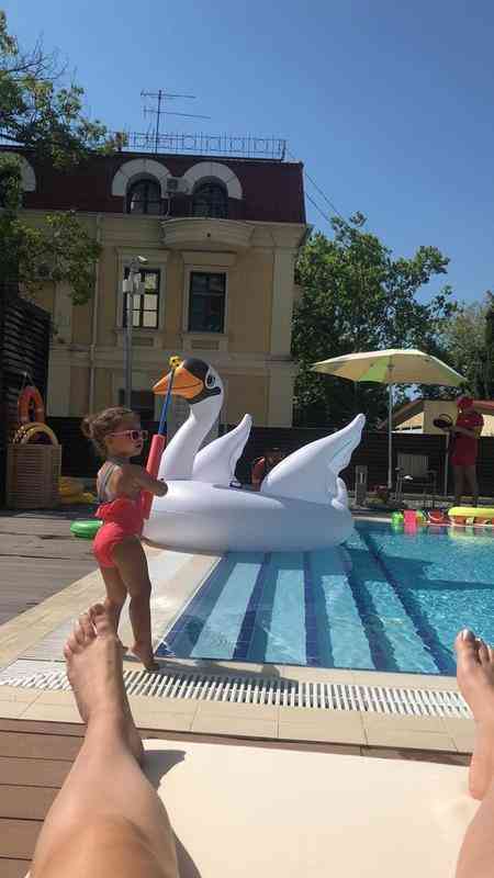 A esposa de Casemiro, Anna Mariana, postou uma foto da filha aproveitando a piscina do hotel