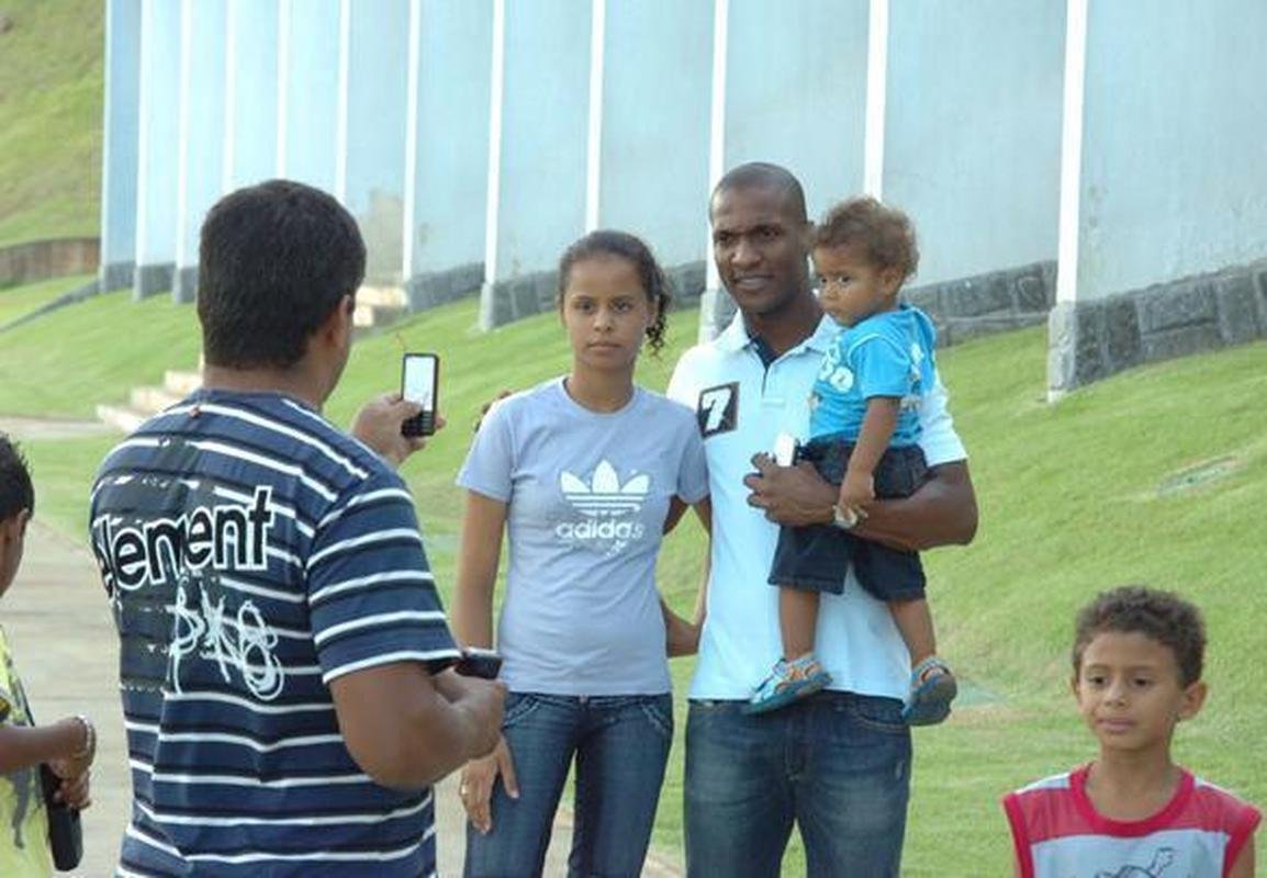 Gilberto recebe carinho de torcedores na Toca da Raposa II