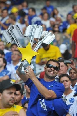Torcida cruzeirense comea a festa dentro do estdio antes da partida decisiva contra o Grmio