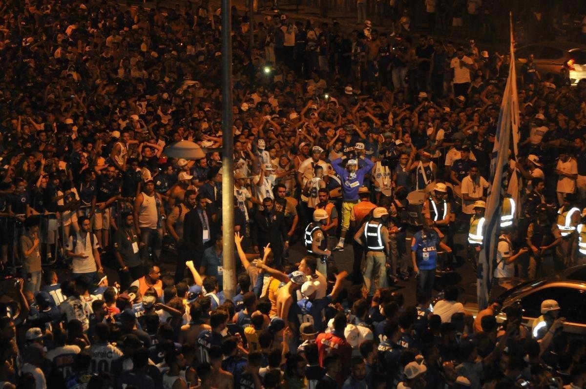 Jogadores desceram do nibus em meio  torcida na chegada ao Mineiro
