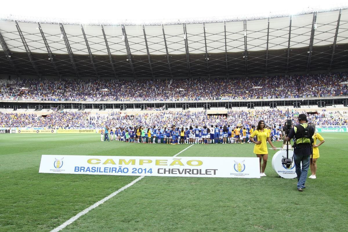 Dia de festa: Cruzeiro recebe taa de campeo brasileiro em jogo contra o Fluminense, no Mineiro