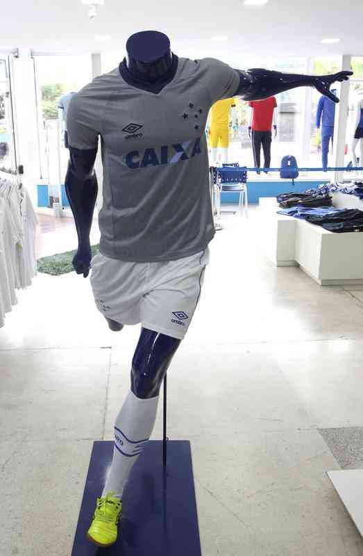 Imagens da nova camisa do Cruzeiro j  venda na loja oficial do clube