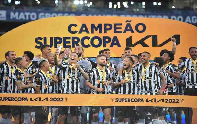 O Atltico ergueu a taa da Supercopa aps vencer o Flamengo nos pnaltis