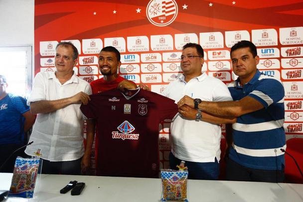 Atacante Kieza foi apresentado em sua terceira passagem no Nutico. Chegando ao clube como maior contratao alvirrubra da temporada, ele vestir a camisa 9 do Timbu.