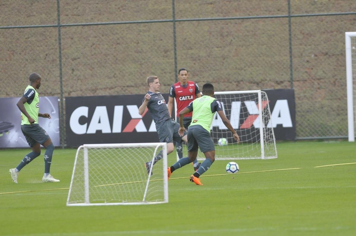 Yimmi Char, David Terans e Denlson participaram do treino em campo pela primeira vez