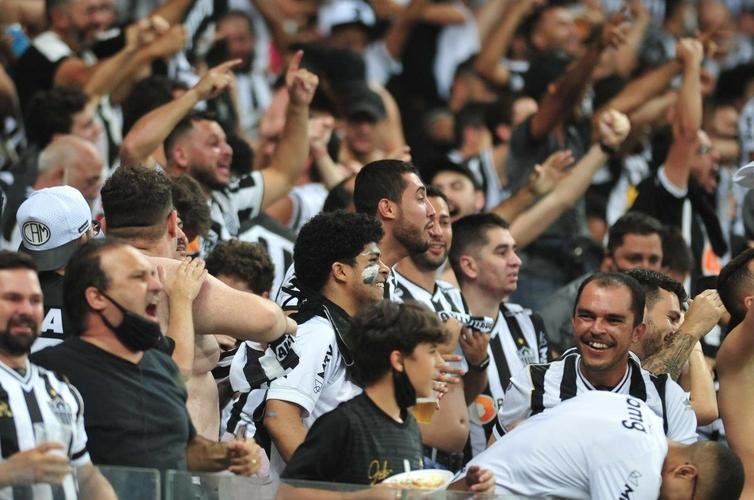 No segundo tempo, de cabea, Vargas abriu o placar para o Atltico no Mineiro: 1 a 0