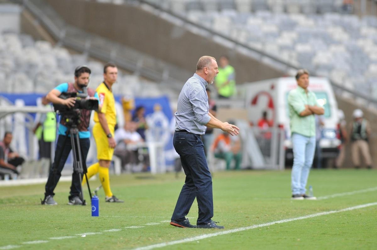 Cruzeiro estreou novo uniforme neste sbado, contra o Grmio