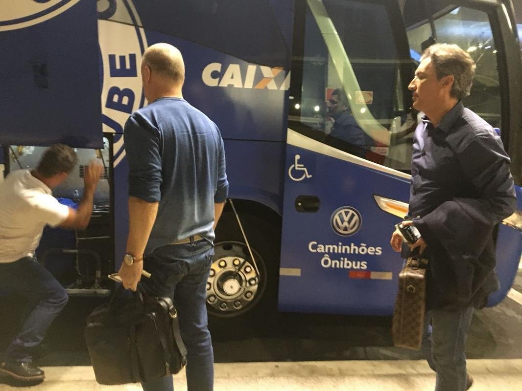 Delegao do Cruzeiro foi composta por 23 jogadores em viagem para Buenos Aires, na Argentina, local da partida de quarta, s 21h45, contra o Boca Juniors, pela Copa Libertadores. Meia uruguaio De Arrascaeta foi vetado e permaneceu em Belo Horizonte.