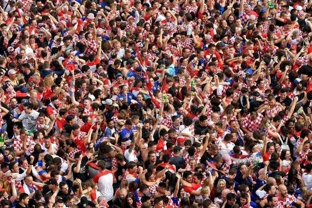 Reaes da torcida croata em Zagreb depois da perda do ttulo da Copa do Mundo para a Frana