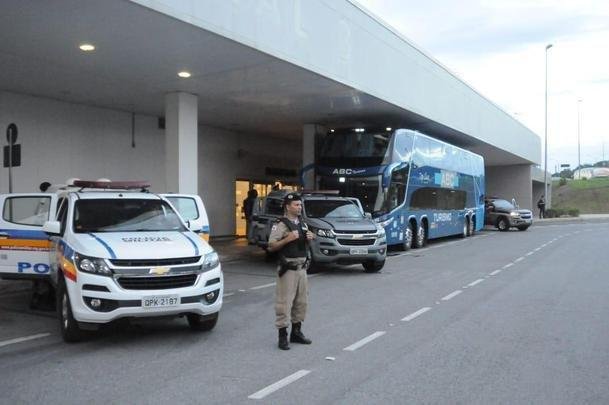 Jogadores do Cruzeiro desembarcaram nesta sexta-feira  tarde no Aeroporto de Confins, na Grande Belo Horizonte, depois da derrota por 2 a 0 para o Grmio, em Porto Alegre. O policiamento foi reforado e houve escolta do nibus at a Toca da Raposa II. No houve presena de torcidas organizadas. Motoristas de aplicativo, presentes no local, foram os nicos a presenciar a chegada. Os cruzeirenses xingaram, enquanto os atleticanos gritaram 'o o o, segunda diviso'.