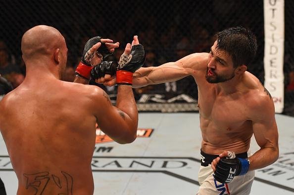 Robbie Lawler venceu Carlos Condit por decisão dividida e manteve o cinturão dos meio-médios