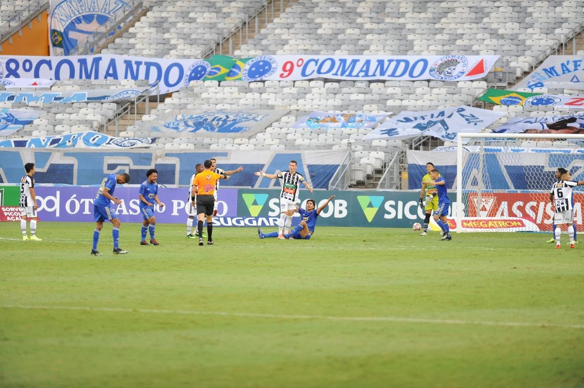 Fotos da vitria do Cruzeiro sobre o Athletic de So Joo del-Rei, por 1 a 0, no Mineiro, pela quarta rodada do Campeonato Mineiro de 2021. Marcelo Moreno, de pnalti, marcou o gol do triunfo celeste no Gigante da Pampulha