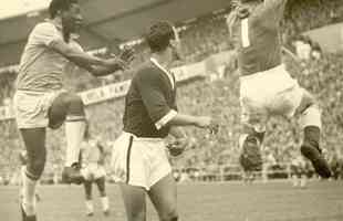 O jogador de futebol da Seleo Brasileira Pel num lance do jogo vlido pela Copa do Mundo de 1958