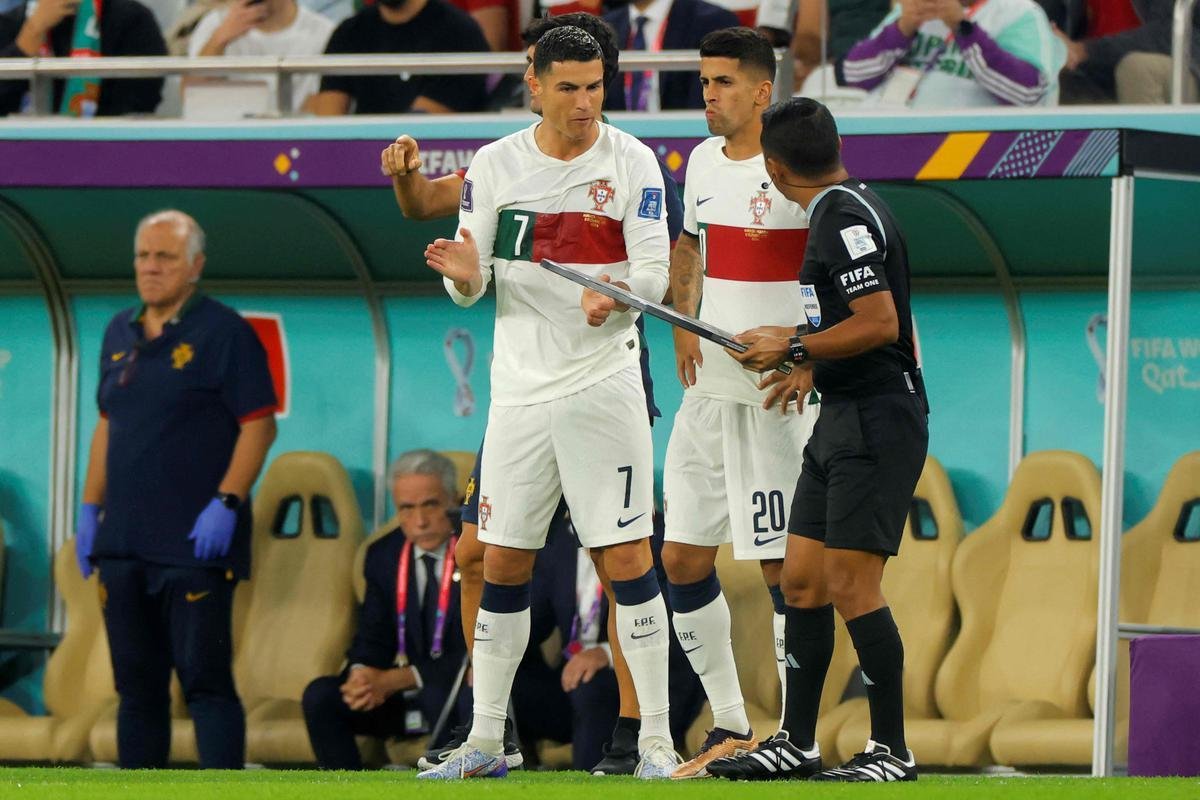 As reaes de Cristiano Ronaldo no banco e durante o jogo contra Marrocos pelas quartas de final da Copa do Mundo