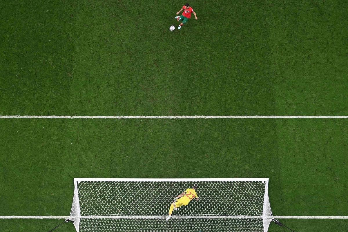 Goleiro Unai Simn caiu para o canto direito, e Hakimi cavou no meio do gol para levar Marrocos s quartas