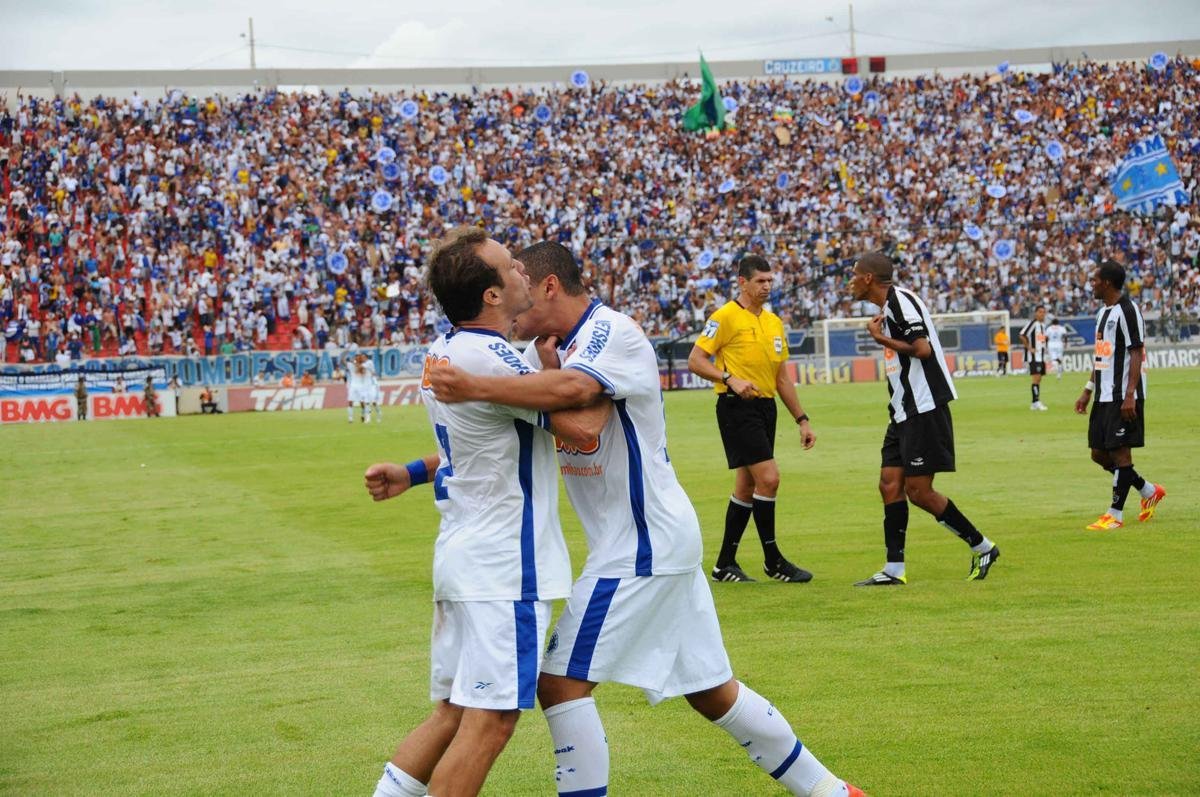 Na ltima rodada do Brasileiro de 2011, o Cruzeiro escapou de rebaixamento com goleada por 6 a 1 sobre o Atltico, na Arena do Jacar. 