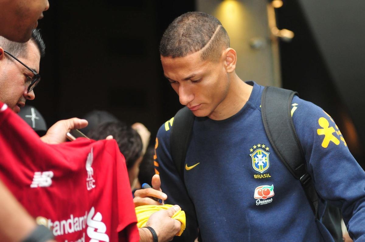 Seleo Brasileira deixou hotel Ouro Minas na noite desta quarta-feira e se despediu de Belo Horizonte, onde venceu a Argentina por 2 a 0 na semifinal da Copa Amrica. Reta final de treinos ser na Granja Comary, em Terespolis. Deciso est marcado para domingo, s 17h, no Maracan