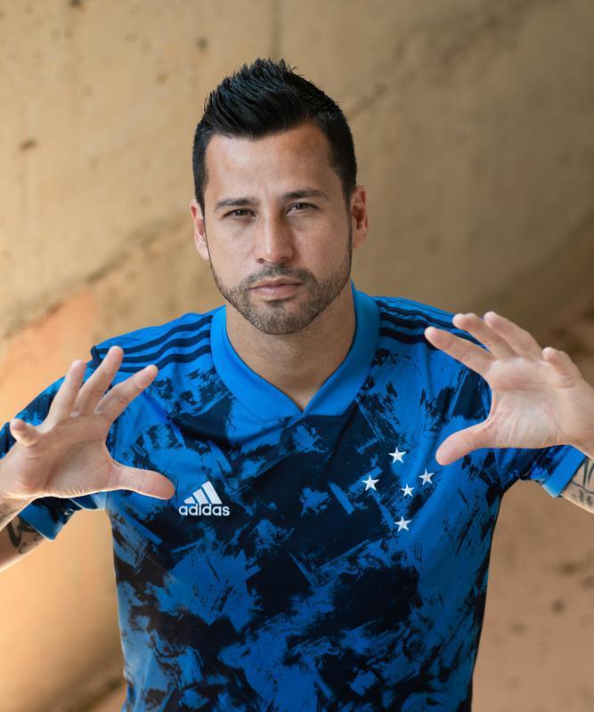 Fotos da nova camisa 3 do Cruzeiro, produzida pela Adidas