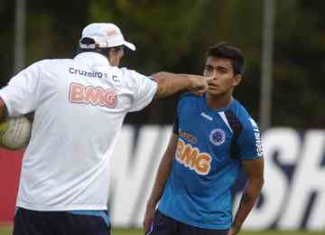 Jogador do Palmeiras afirma que Cuca pediu para que retornasse às categorias de base da Raposa, em 2010; o atacante, no entanto, continuou no profissional