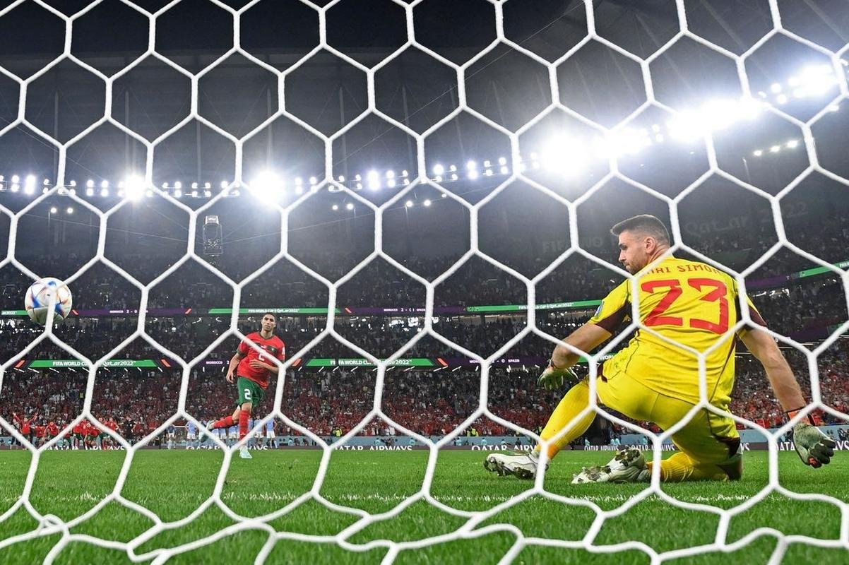 Goleiro Unai Simn caiu para o canto direito, e Hakimi cavou no meio do gol para levar Marrocos s quartas