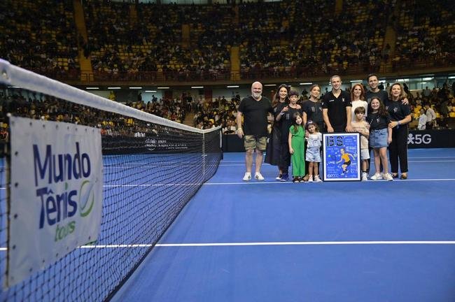 Cercado de amigos, familiares e com carinho do pblico, Bruno Soares se despediu oficialmente do tnis neste sbado (26), no Mineirinho, em BH. Multicampeo, tenista mineiro, de 40 anos, dividiu a quadra com Bob Bryan, Marcelo Melo e Rafael Matos