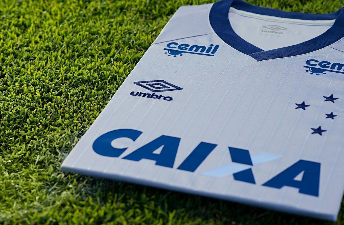 Novo uniforme do Cruzeiro traz como novidade a cor prata