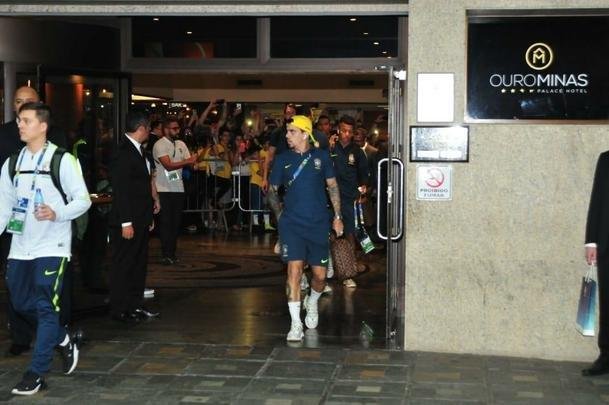 Jogadores da Seleo Brasileira deixaram o hotel rumo ao Mineiro e receberam apoio caloroso da torcida mineira para encarar a Argentina pela semifinal da Copa Amrica