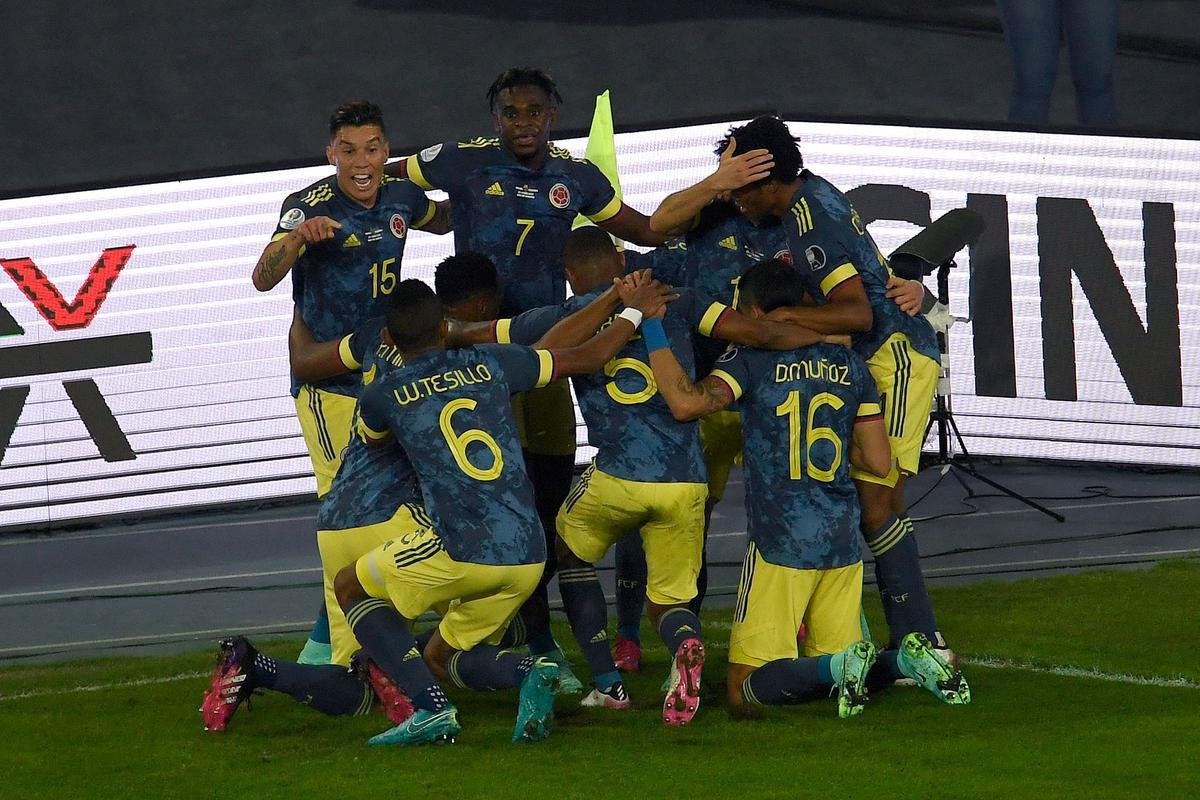 Brasil e Colmbia se enfrentaram no Estdio Nilton Santos, pelo Grupo B da Copa Amrica 