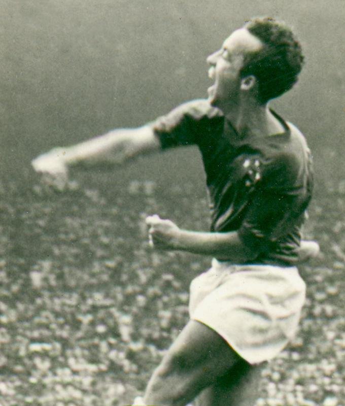 O craque Tosto foi artilheiro dos Campeonatos Mineiros de 1966 (18 gols), 1967 (20 gols) e 1968 (20 gols). Na foto, ele comemora gol no Estadual de 1968 sobre o Atltico.
