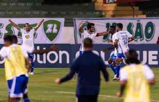 Leo fechou a vitria do Cruzeiro sobre o Guarani por 3 a 2 em Campinas