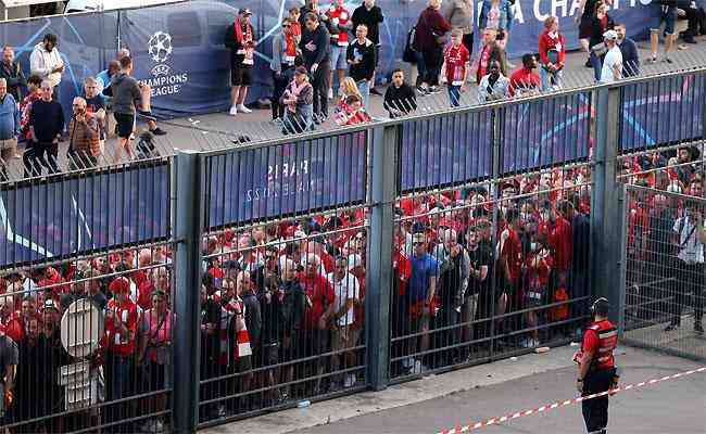 Torcedores do Liverpool na entrada ao Stade France: tumulto na final
