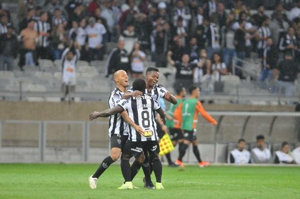 No segundo tempo, Char recebeu bola de Cazares e marcou o segundo do Atltico: 2 a 0